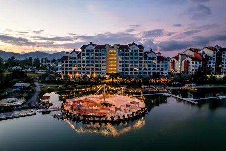 AnyLodge Waterfront Marina Island Pangkor Отели рядом с достопримечательностью «Batu Bersurat ( Pulau Pangkor, Perak )»