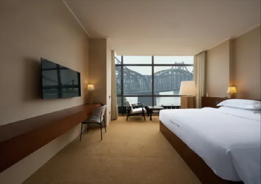 天宇安藝術酒店（丹東火車站鴨綠江斷橋店） 酒店