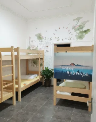 Laoge Homestay (Guanshan Avenue Subway Station)