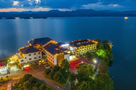 Star Island Impression Holiday Hotel Отели рядом с достопримечательностью «Qiandaohu Xiushui Square»