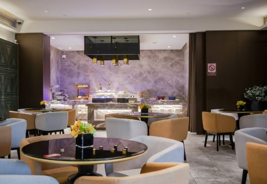 이텔 프리미어 호텔의 깔끔한 로비 이미지