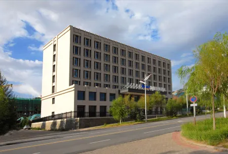 Kyriad Marvelous Hotel(Alxa Zuoqi store) Отели рядом с достопримечательностью «Dingyuanying Ancient Town»