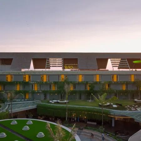 YELLO Hotel Kuta Beachwalk Bali Отели рядом с достопримечательностью «Пляж Кута»