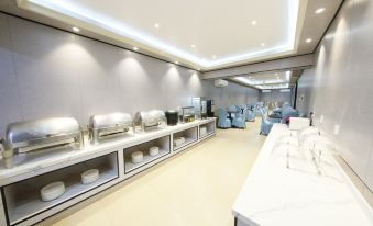 Huhua Hotel (Jiaotong University Jiangchuan Road Metro Station)