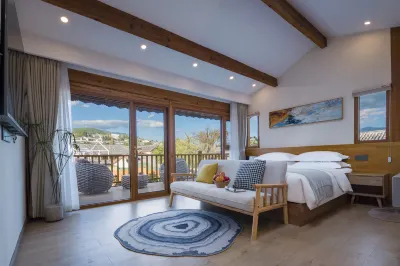 lijiang Nanting. Wind courtyard by stream Hotels near Square Street