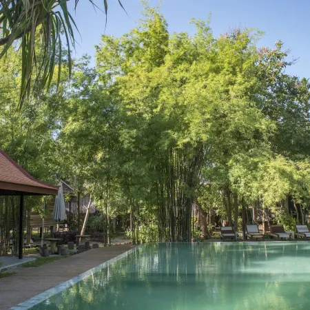 Palm Village Resort & Spa Отели рядом с достопримечательностью «Пном Бакхенг»