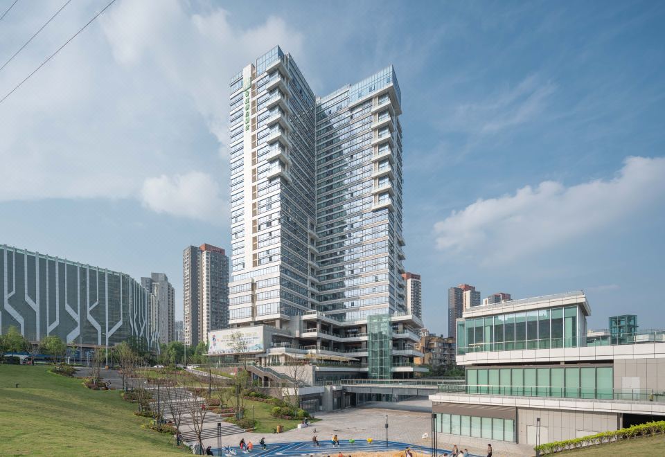 4. 홀리데이 인 익..