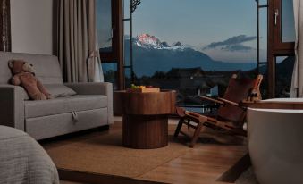 Panoramic View of Snow Mountain in Shanye Rizhao Jinshan (Lijiang Ancient City Branch)