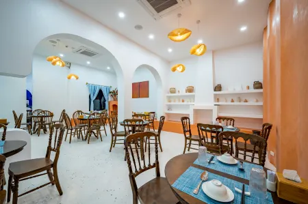 Happiness Hotel Отели в г. Nhon Ly