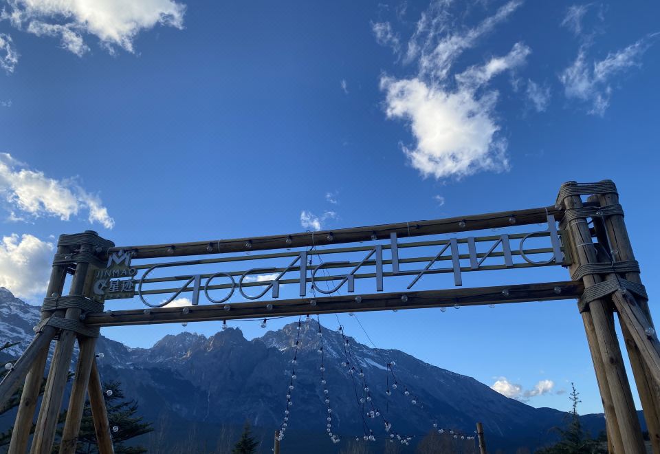 GogagaLand의 캠핑장 전경 또는 글램핑 텐트 내부