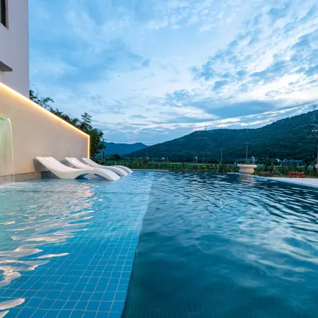 Lulan Wonderland: Mountain & Sea Villa with Healing Pool (Daishan Lulan Qingsha)