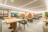 Orange Hotel (Nyingchi Bomi County 318 National Road)