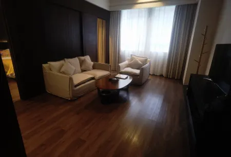 Ramada by Wyndham Wuhan Caidian Отели рядом с достопримечательностью «Wuhan Business College»