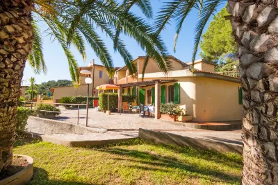 Residence la Valdana Hotels near Spiaggia di Capo Bianco