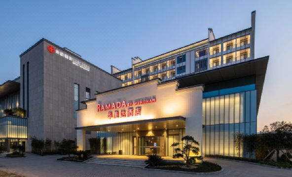 Ramada by Wyndham Huangshan North - Housity