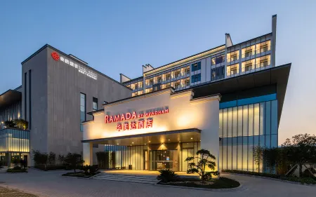 Ramada by Wyndham Huangshan North Отели рядом с достопримечательностью «Yujianxiuli Water Town»
