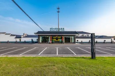 Mermaid Holiday Inn (Zhenjiang Fangshan Lake Inn) فنادق في جورونغ