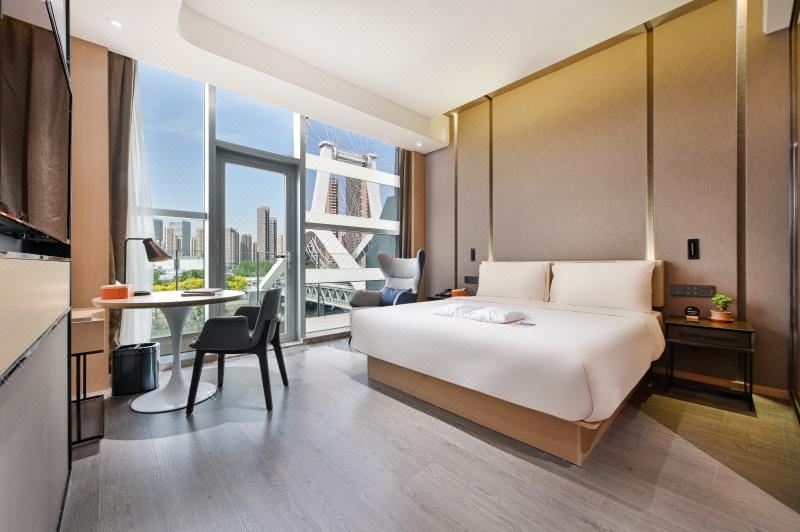 Atour The Tianjin Eye Hotel의 세련된 객실 이미지