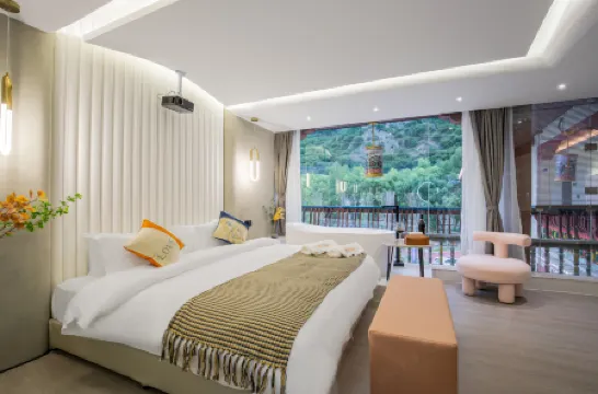 Private Enjoy Travel Hotel (Jiuzhaigou Scenic Area) Отели в г. Цзючжайгоу