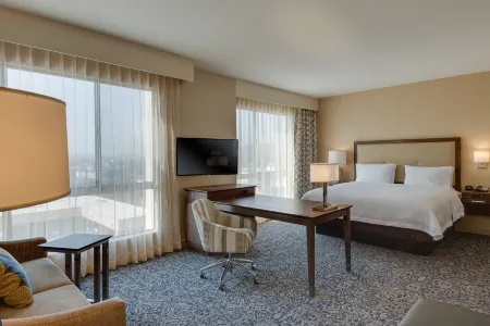 Hampton Inn & Suites Los Angeles - Glendale Отели рядом с достопримечательностью «Gallery Godo»