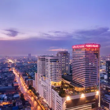 Prince Palace Hotel Bangkok Отели рядом с достопримечательностью «Школа Дебсирин»