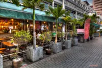 Big Boys' Bed & Burger - Patong Beach - Strand