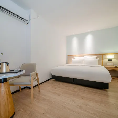 Yongheng Langyue Collection Hotel (Nanning Railway Station Chaoyang Square Subway Station)