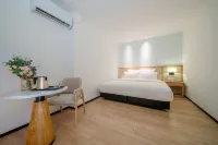 Yongheng Langyue Collection Hotel (Nanning Railway Station Chaoyang Square Subway Station) Hotels near Guangxi University