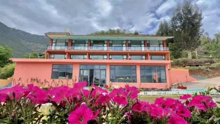 Lugu Lake Yunshang Flower Blossoms Half Mountain Lake View Resort Отели рядом с достопримечательностью «Dazu Pier»