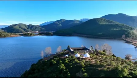 Lugu Lake Moon Sea Peninsula Отели рядом с достопримечательностью «Rigg Viewing Platform»