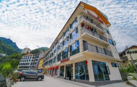 Shennongjia Tongyuan Homestay (Muyu Passenger Transport Terminal) Отели рядом с достопримечательностью «Muyu Town»