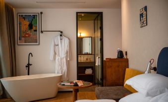 BLOOM BLUE Hotel (Leshan High-speed Railway Station Shihao Plaza)