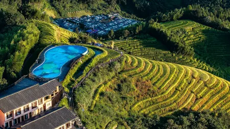 Chongyi Shangbao Terraces are transported to accommodation