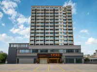 ZHONGJUN中駿飯店（清遠廣清大道清城站店） - 停車場