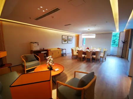 Yesanguan Forest Hotel Отели рядом с достопримечательностью «Yesanguan Forest Flower Sea»