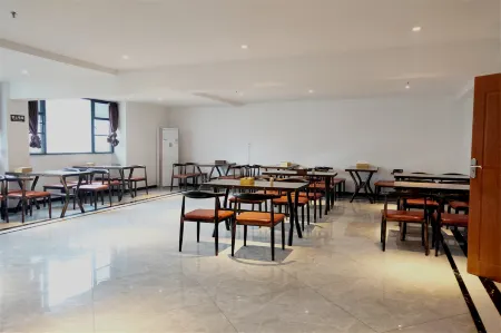 Yuelu Hotel Jiujiang (Jiujiang Lushan Cableway High-speed Railway Station) Отели рядом с достопримечательностью «Jiangxi Vocational College of Finance and Economics Balihu Campus»