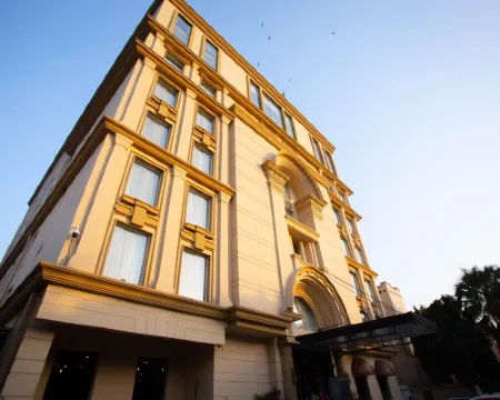 Nine Tree Luxury Hotel & Suites Lahore โรงแรมในลาฮอร์