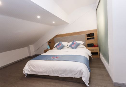 베이촨 치앙펑 B&B 호텔의 깔끔한 객실 내부