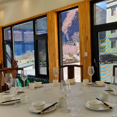 Daocheng Yading Sangjie Linka Luxury Homestay