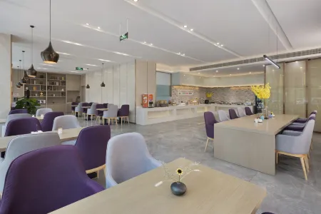 Lifeng Impression Hotel (Peng'an Yipin World Branch) Отели рядом с достопримечательностью «Peng'an Jialing First Hometown Scenic Area Scenic Area Management Bureau»