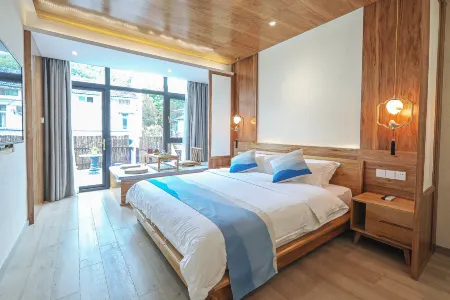 yinju renjia Hostel (South gate of the scenic area) Отели рядом с достопримечательностью «The Guest-Greeting Pine»