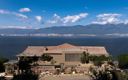 Liuyue·Haidongfang Cliff Seaview Hotel (Dali Erhai Flagship Store) Отели рядом с достопримечательностью «Yuxi University of Applied Technology»