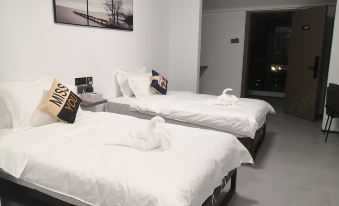 Huaren Yiju Smart Hotel (Lottonian Medical Care Cultural Village)