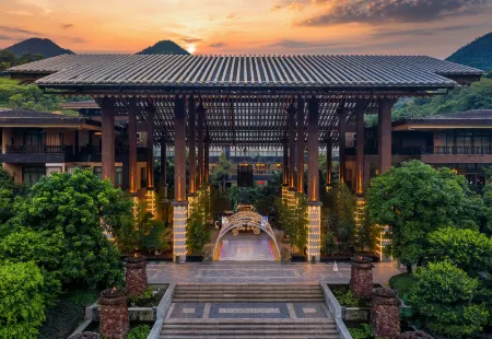 Tianci Huatang Forest Hot Spring Resort Hotel (Chongqing Lushan Branch) Отели рядом с достопримечательностью «Chongqing Machinery and Electronics Polytechnic College»