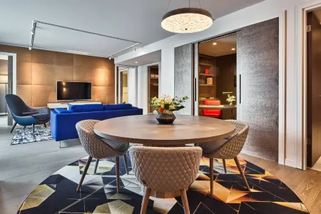 Hyatt Regency Amsterdam Отели рядом с достопримечательностью «Amstella Charters»