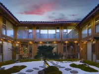 lijiang Nanting. Wind courtyard by stream Hotels near Dashi Bridge