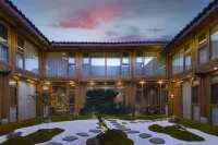 lijiang Nanting. Wind courtyard by stream Hotels near Square Street
