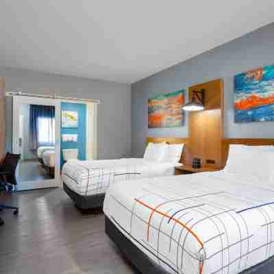 La Quinta Inn & Suites by Wyndham Ft. Myers-Sanibel Gateway Rooms
