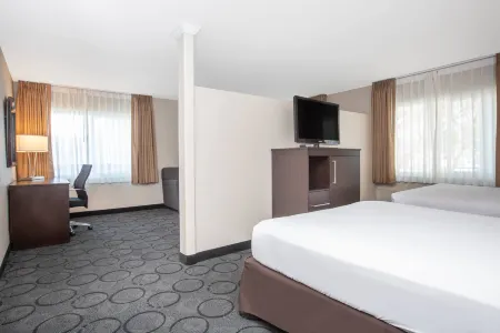 Baymont by Wyndham San Diego Downtown Отели рядом с достопримечательностью «Морской музей Сан-Диего»