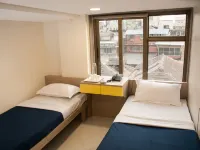 City Hotel Hotels near Flora Fountain
